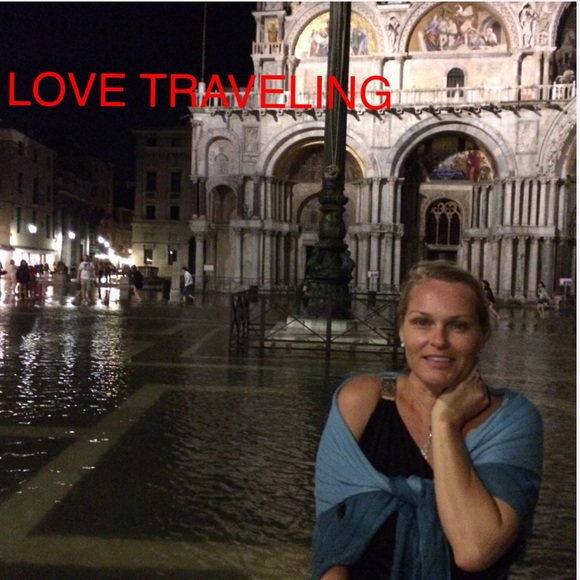 Meet your Posher, Nicole Glitzy_Rabbit 🐇🐇 - Picture 2 of 8